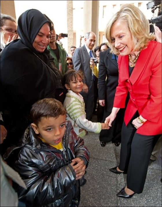 بالصور.. هيلاري كلينتون تجوب في ميدان التحرير بالقاهرة!  صورة رقم 6