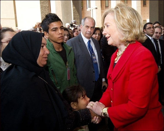 بالصور.. هيلاري كلينتون تجوب في ميدان التحرير بالقاهرة!  صورة رقم 13