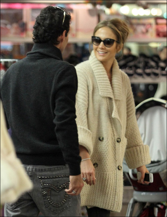 جنيفر لوبيز.. هل أنت حامل؟!! صورة رقم 11 جنيفر لوبيز.. هل أنت حامل؟!! صورة رقم 11