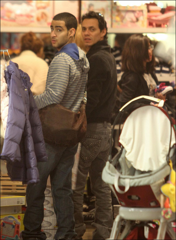 جنيفر لوبيز.. هل أنت حامل؟!! صورة رقم 1 جنيفر لوبيز.. هل أنت حامل؟!! صورة رقم 1