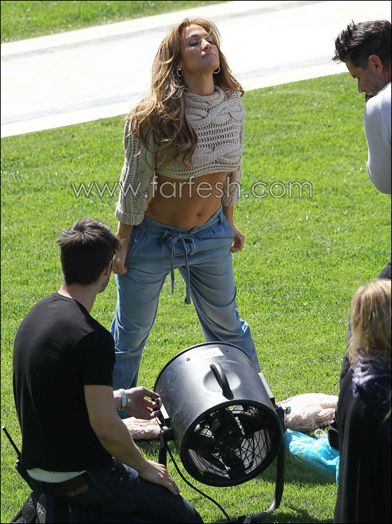 بالصور.. جينيفر لوپيز تتألق بفستان ذهبي من تصميم زهير مراد!!  صورة رقم 14