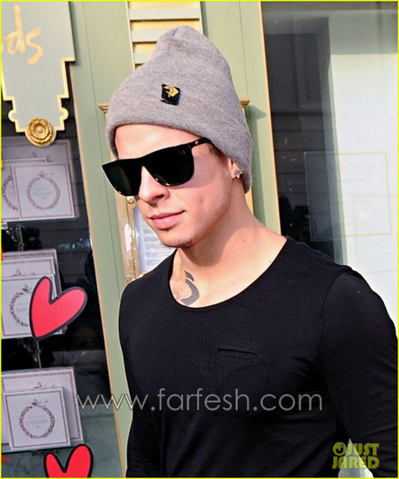 بالصور.. جينيفر لوبيز تمسك بيد حبيبها خلال التسوق في لندن! صورة رقم 1 بالصور.. جينيفر لوبيز تمسك بيد حبيبها خلال التسوق في لندن! صورة رقم 1