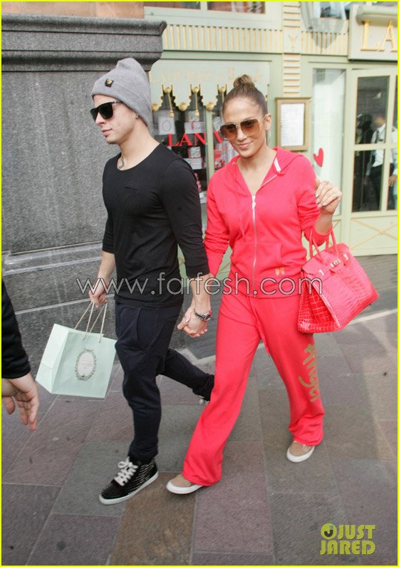 بالصور.. جينيفر لوبيز تمسك بيد حبيبها خلال التسوق في لندن! صورة رقم 4 بالصور.. جينيفر لوبيز تمسك بيد حبيبها خلال التسوق في لندن! صورة رقم 4