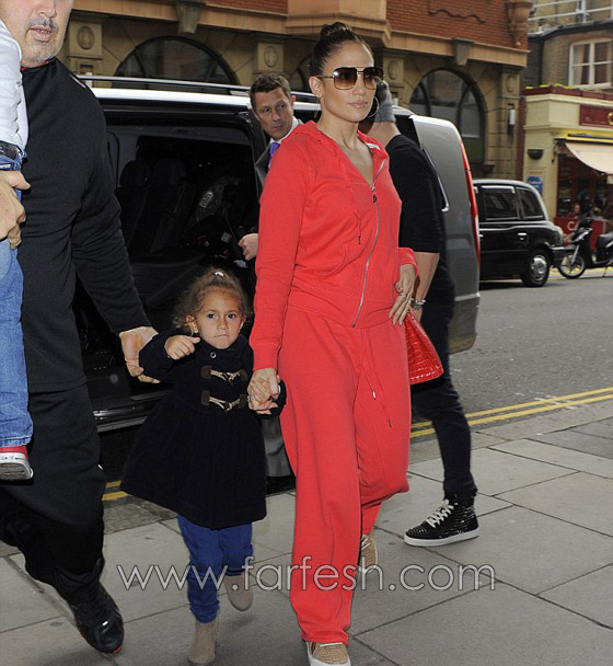 بالصور.. جينيفر لوبيز تمسك بيد حبيبها خلال التسوق في لندن! صورة رقم 8 بالصور.. جينيفر لوبيز تمسك بيد حبيبها خلال التسوق في لندن! صورة رقم 8