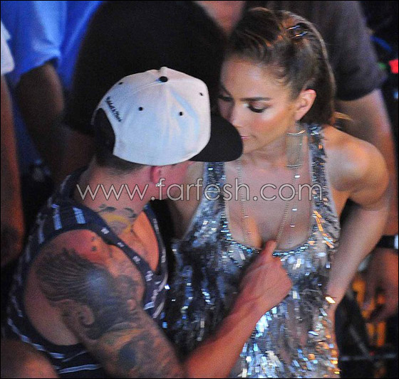 صديق جينيفر لوبيز يعجب برشاقتها ويلامس صدرها!  صورة رقم 1