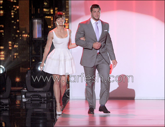  جيسيكا بيل تتباهى بقوامها في ثوب قصير ابيض اللون  صورة رقم 5