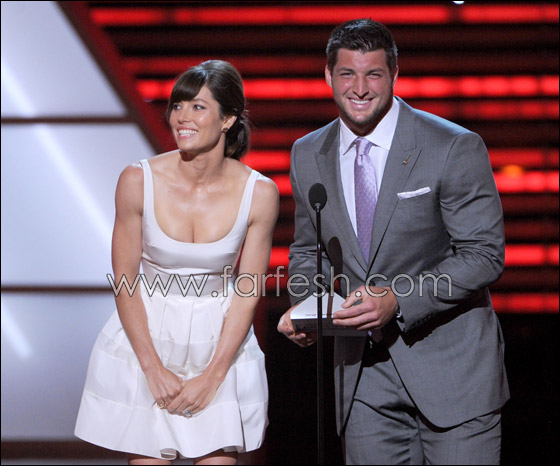  جيسيكا بيل تتباهى بقوامها في ثوب قصير ابيض اللون  صورة رقم 4