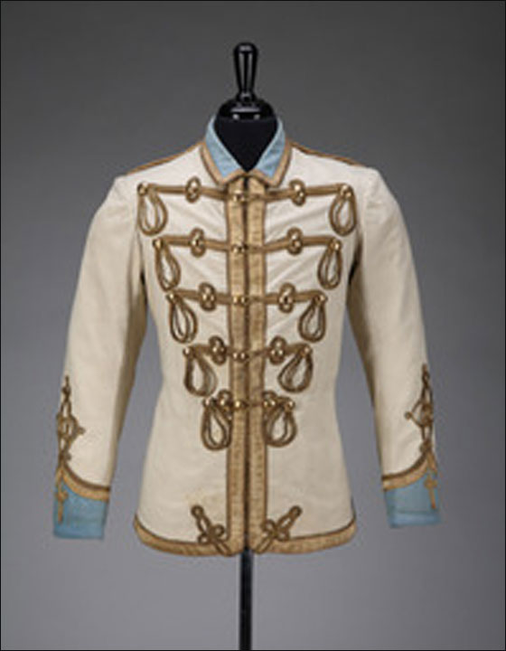 قفاز وقبعة الراحل مايكل جاكسون يباعون بـ402 الف دولار!! صورة رقم 7 قفاز وقبعة الراحل مايكل جاكسون يباعون بـ402 الف دولار!! صورة رقم 7