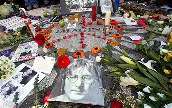 طرح البوم وقعه جون لينون قبل اغتياله للبيع مقابل 850 الف! صورة رقم 5 طرح البوم وقعه جون لينون قبل اغتياله للبيع مقابل 850 الف! صورة رقم 5