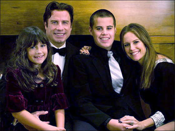 طفل جون ترافولتا الرضيع يحصل على لقب طفل جون ترافولتا الرضيع يحصل على لقب