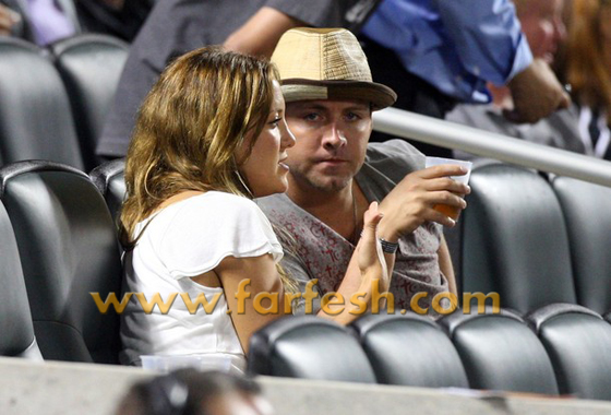 الجميلة كيت هودسون في الارجنتين بفستان ازرق يبرز حملها!  صورة رقم 6