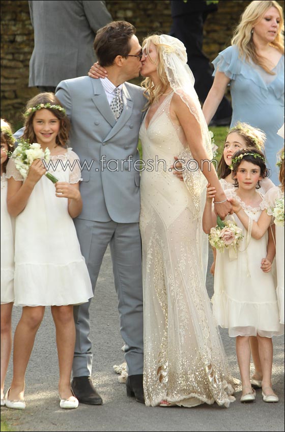 مبروك.. كيت موس وجيمي هينس يتزوجان في كنيسة ريفية!  صورة رقم 3