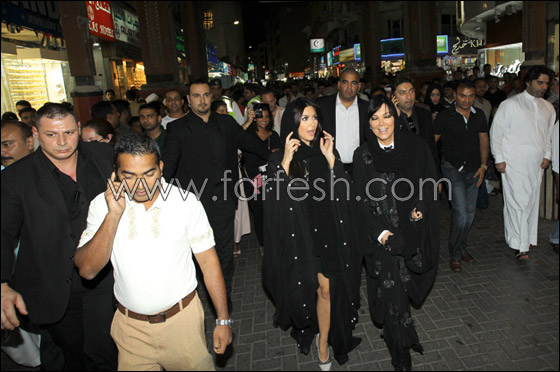 بالصور.. كيم كارداشيان ترتدي النقاب والعباءة السوداء في دبي!! صورة رقم 7 بالصور.. كيم كارداشيان ترتدي النقاب والعباءة السوداء في دبي!! صورة رقم 7