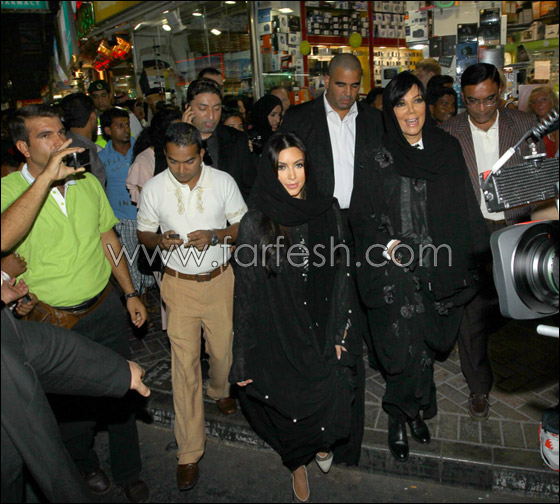 بالصور.. كيم كارداشيان ترتدي النقاب والعباءة السوداء في دبي!! صورة رقم 5 بالصور.. كيم كارداشيان ترتدي النقاب والعباءة السوداء في دبي!! صورة رقم 5