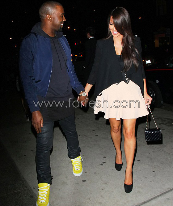 كيم كاردشيان بتنورة قصيرة مع سترة فضفاضة برفقة ويست!  صورة رقم 1