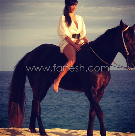 بالصور: كيم كارداشيان تركب الحصان مرتدية ثوب ابيض  صورة رقم 1