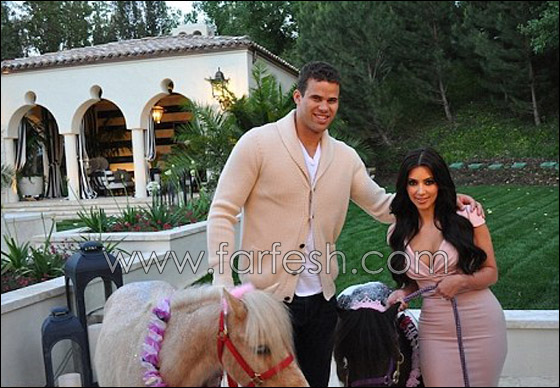 بالصور: كيم كاردشيان تحتفل بخطوبتها مع العائلة والمهور!   صورة رقم 1