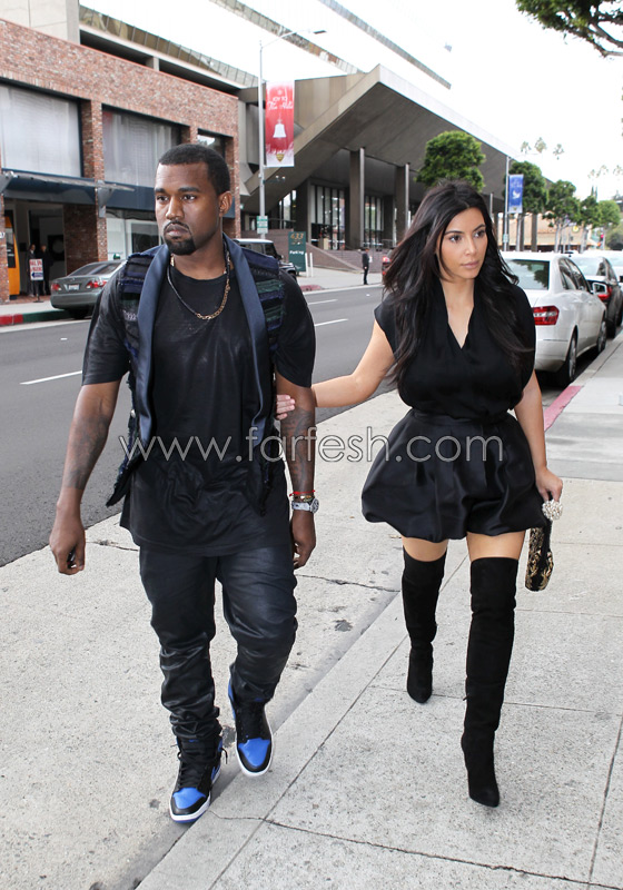 بالصور: كيم كارداشيان في فستان أسود قصير برفقة حبيبها صورة رقم 1