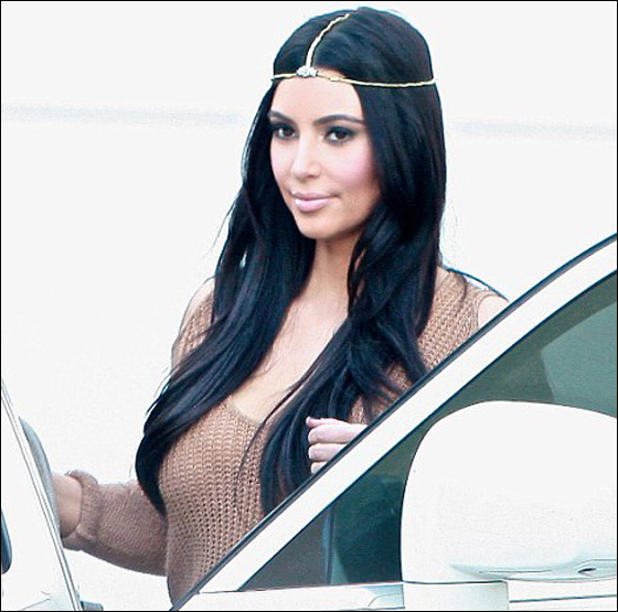 لماذا تضع كيم كارديشيان قلادة على رأسها؟!  صورة رقم 7