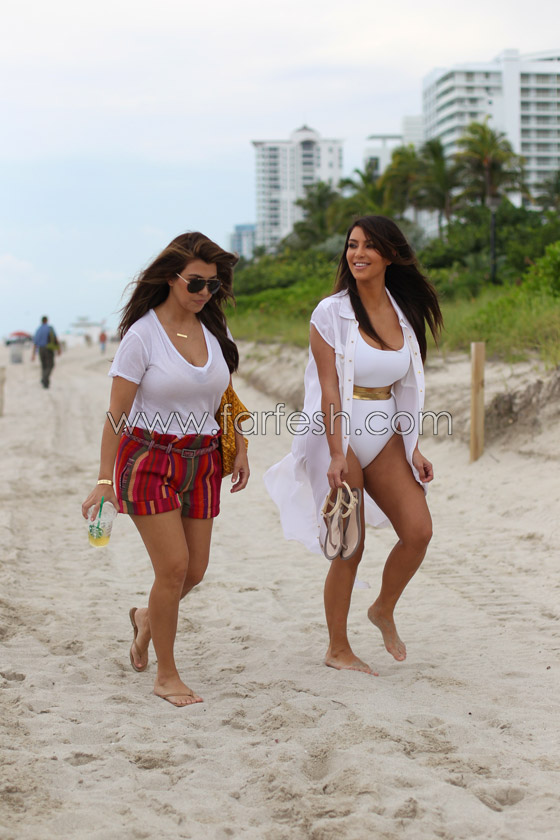 بالصور.. كيم كارداشيان في مايوه ابيض ضيق يحبس نفسها!! صورة رقم 3 بالصور.. كيم كارداشيان في مايوه ابيض ضيق يحبس نفسها!! صورة رقم 3