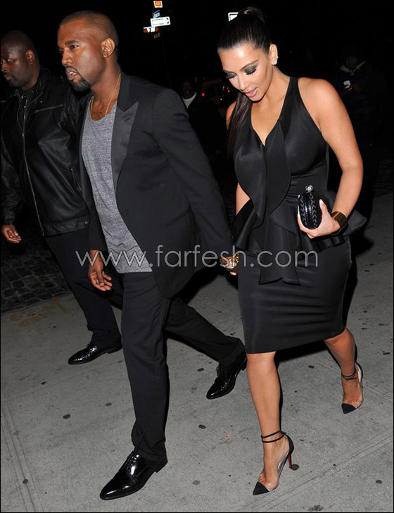 بعد ارتدائها اقراط باول حرفين من اسمه: كيم تمسك بيد حبيبها كانيي صورة رقم 2 بعد ارتدائها اقراط باول حرفين من اسمه: كيم تمسك بيد حبيبها كانيي صورة رقم 2