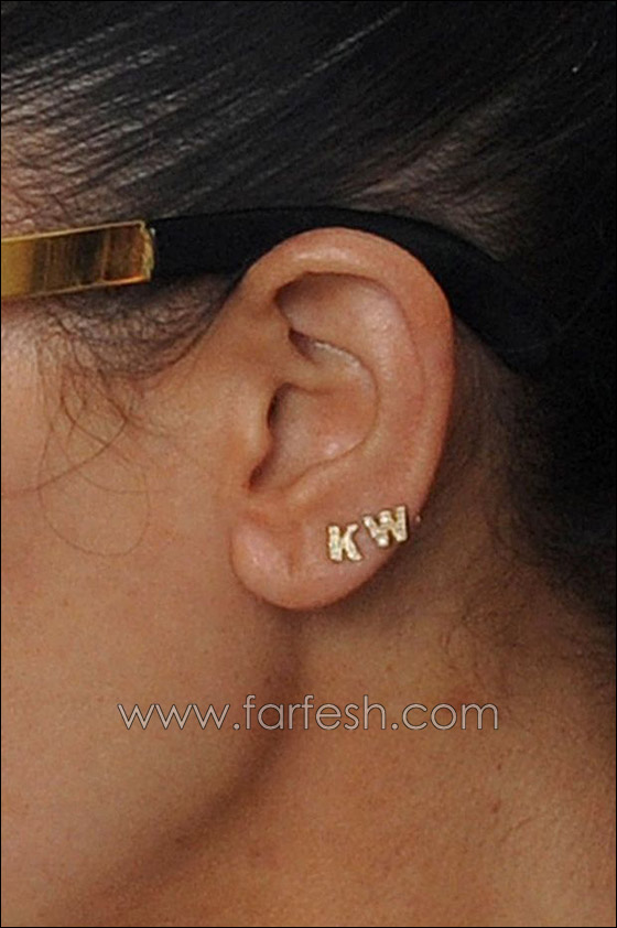 بعد ارتدائها اقراط باول حرفين من اسمه: كيم تمسك بيد حبيبها كانيي صورة رقم 6 بعد ارتدائها اقراط باول حرفين من اسمه: كيم تمسك بيد حبيبها كانيي صورة رقم 6