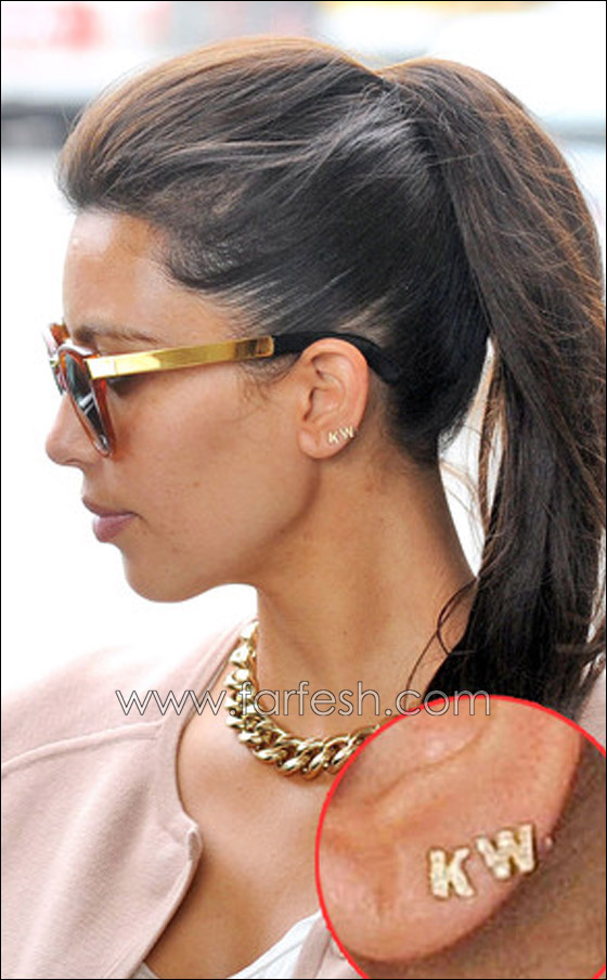 بعد ارتدائها اقراط باول حرفين من اسمه: كيم تمسك بيد حبيبها كانيي صورة رقم 5 بعد ارتدائها اقراط باول حرفين من اسمه: كيم تمسك بيد حبيبها كانيي صورة رقم 5