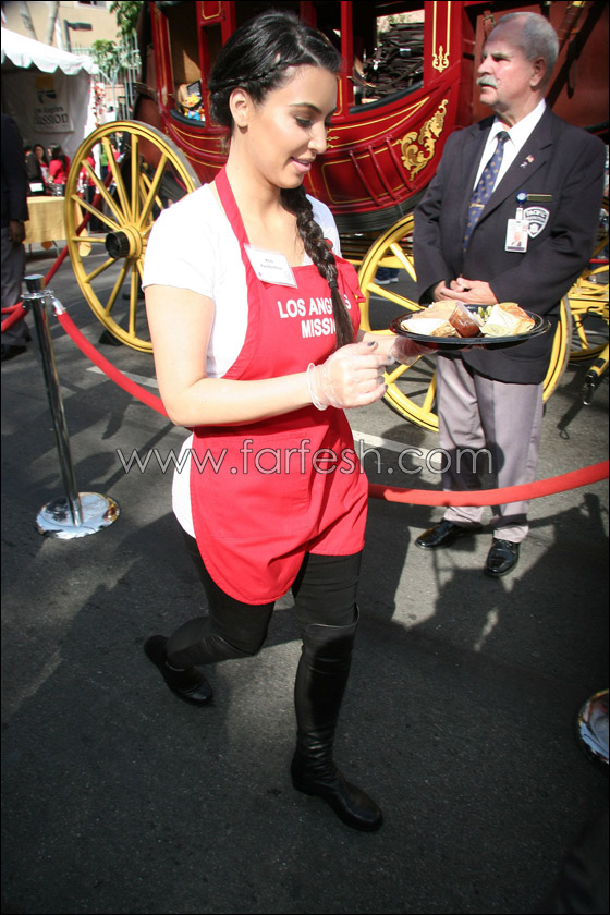 كاردشيان وهويت تقدمان الطعام للمشردين بعيد الشكر صورة رقم 5 كاردشيان وهويت تقدمان الطعام للمشردين بعيد الشكر صورة رقم 5