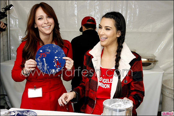 كاردشيان وهويت تقدمان الطعام للمشردين بعيد الشكر صورة رقم 6 كاردشيان وهويت تقدمان الطعام للمشردين بعيد الشكر صورة رقم 6