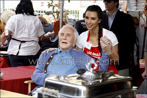 كاردشيان وهويت تقدمان الطعام للمشردين بعيد الشكر صورة رقم 20 كاردشيان وهويت تقدمان الطعام للمشردين بعيد الشكر صورة رقم 20