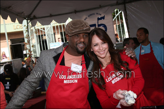 كاردشيان وهويت تقدمان الطعام للمشردين بعيد الشكر صورة رقم 18 كاردشيان وهويت تقدمان الطعام للمشردين بعيد الشكر صورة رقم 18