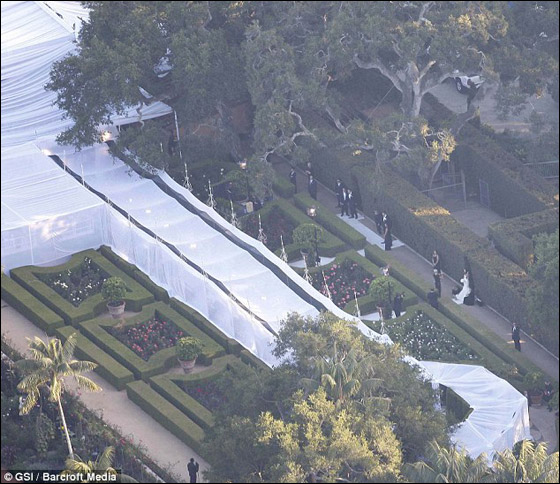 مسلسلات اون لاين ينقل لكم أول الصور وتفاصيل حفل زفاف كيم كارداشيان صورة رقم 3