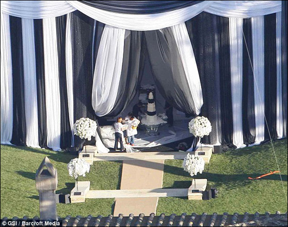 مسلسلات اون لاين ينقل لكم أول الصور وتفاصيل حفل زفاف كيم كارداشيان صورة رقم 6