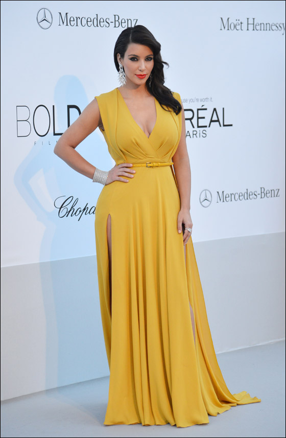 كيم كاردشيان تشع بفستان اصفر من تصميم اللبناني ايلي صعب!  صورة رقم 1