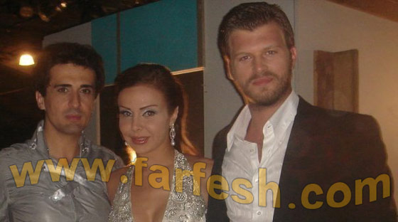 السر وراء صورة مهند بالمكياج بجانب العارضة شبه المنزوعة! صورة رقم 15 السر وراء صورة مهند بالمكياج بجانب العارضة شبه المنزوعة! صورة رقم 15