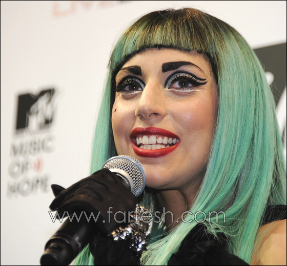 بالصور: ليدي غاغا ترتدي تنورة بلاستيك شفاف وقناع دانتيل!  صورة رقم 5