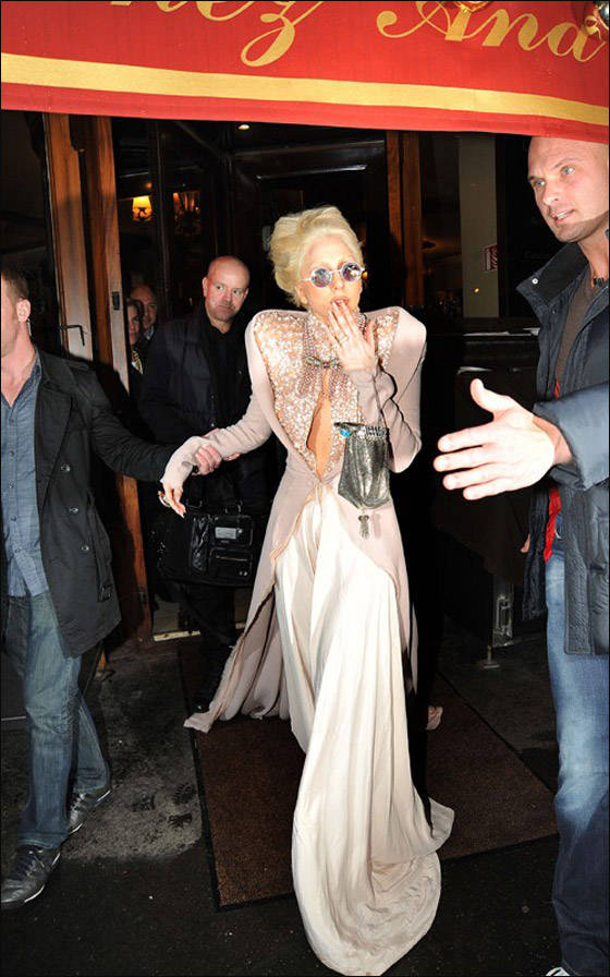 ليدي غاغا بملابس مثيرة في درجة حرارة 7 تحت الصفر! صورة رقم 4 ليدي غاغا بملابس مثيرة في درجة حرارة 7 تحت الصفر! صورة رقم 4