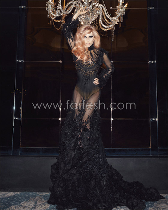 ليدي غاغا.. شبه منزوعة على سطح البيانو!!  صورة رقم 2