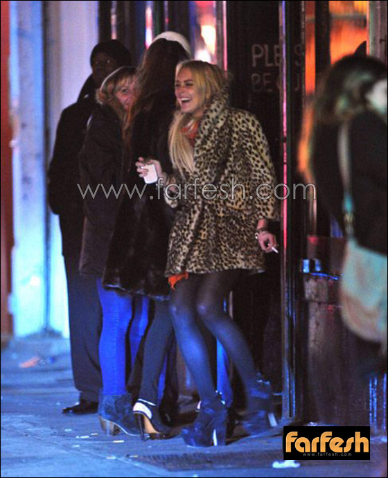 ليندسي لوهان تتعثر وتسقط على مؤخرتها بعد شرب الكحول!!  صورة رقم 5