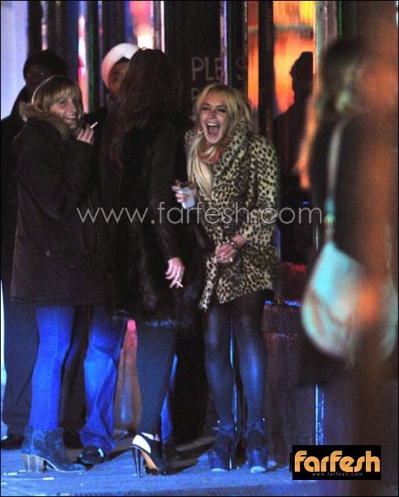 ليندسي لوهان تتعثر وتسقط على مؤخرتها بعد شرب الكحول!!  صورة رقم 2