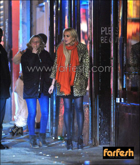 ليندسي لوهان تتعثر وتسقط على مؤخرتها بعد شرب الكحول!!  صورة رقم 4