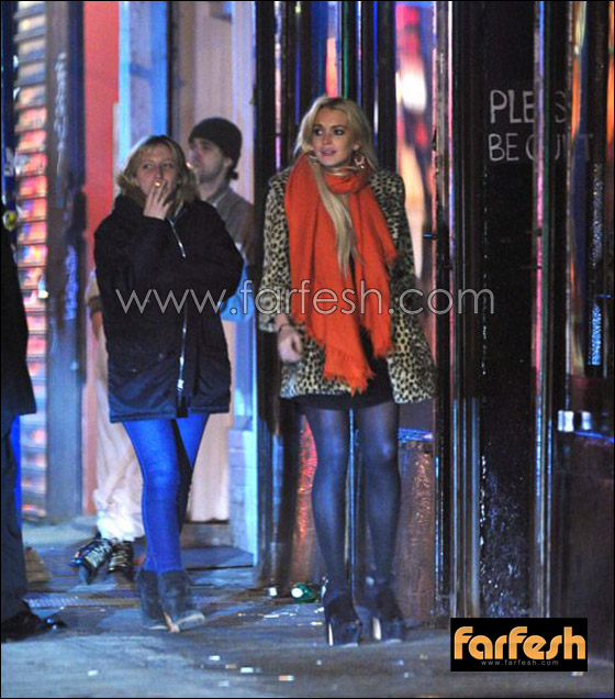 ليندسي لوهان تتعثر وتسقط على مؤخرتها بعد شرب الكحول!!  صورة رقم 3