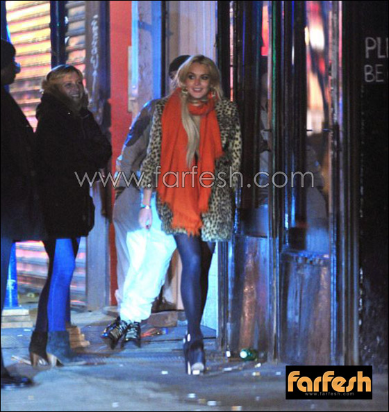 ليندسي لوهان تتعثر وتسقط على مؤخرتها بعد شرب الكحول!!  صورة رقم 8