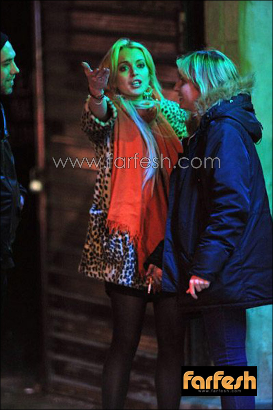 ليندسي لوهان تتعثر وتسقط على مؤخرتها بعد شرب الكحول!!  صورة رقم 12