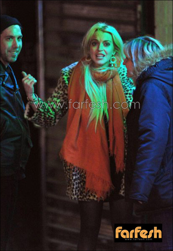 ليندسي لوهان تتعثر وتسقط على مؤخرتها بعد شرب الكحول!!  صورة رقم 9