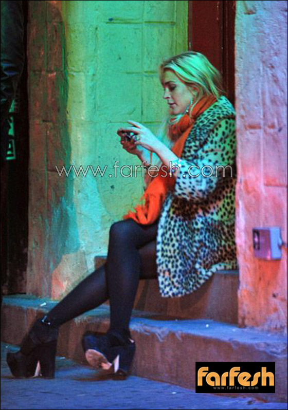 ليندسي لوهان تتعثر وتسقط على مؤخرتها بعد شرب الكحول!!  صورة رقم 10