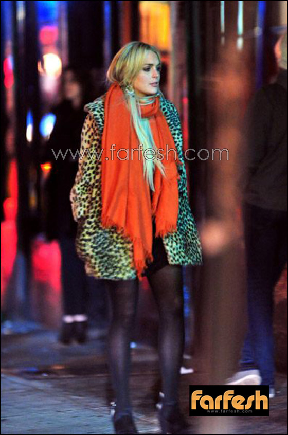 ليندسي لوهان تتعثر وتسقط على مؤخرتها بعد شرب الكحول!!  صورة رقم 16