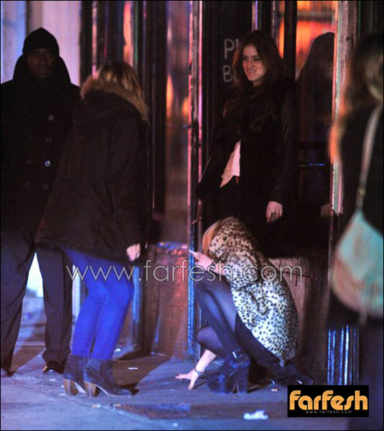 ليندسي لوهان تتعثر وتسقط على مؤخرتها بعد شرب الكحول!!  صورة رقم 17