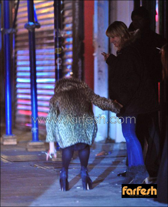 ليندسي لوهان تتعثر وتسقط على مؤخرتها بعد شرب الكحول!!  صورة رقم 18