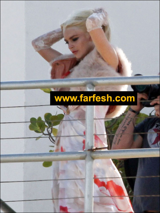 فضيحة ليندسي: نسمة هواء تفتح فستانها وتكشف صدرها العاري! صورة رقم 3 فضيحة ليندسي: نسمة هواء تفتح فستانها وتكشف صدرها العاري! صورة رقم 3